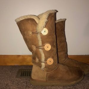 Size 9 Button Uggs